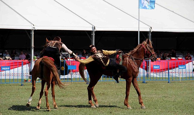 Antalya'da Yörük Türkmen Festivali'nde atlı görsel şov