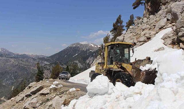 Antalya&#039;nın karlı yayla yollarında temizlik çalışması