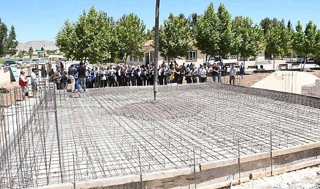 Arabanlı hayırsever bir iş adamının mezarlığa yaptırdığı caminin temeli atıldı