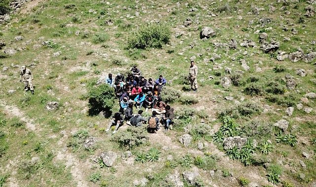 Arazide yaya ilerleyen 28 düzensiz göçmen yakalandı