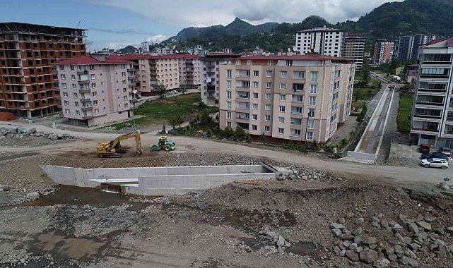 Arhavi'deki selin ardından taşkın onarım çalışmaları devam ediyor