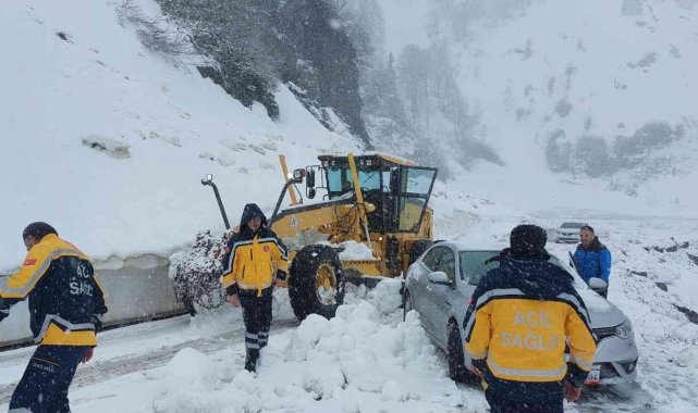 Artvin&#039;de Mayıs ayında yağan kar 6 köyün yolunu kapattı