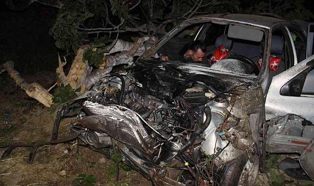 Aşırı hızlı araç yoldan çıkıp etrafı savaş alanına çevirdi