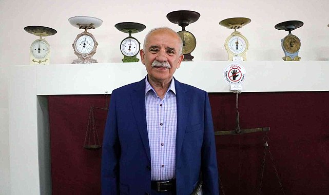 Asırlık terazileriyle hayalini kurduğu sergiyi açtı