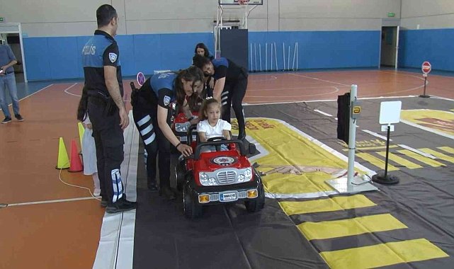 Ataşehir'de anaokulu öğrencilerine trafik eğitimi