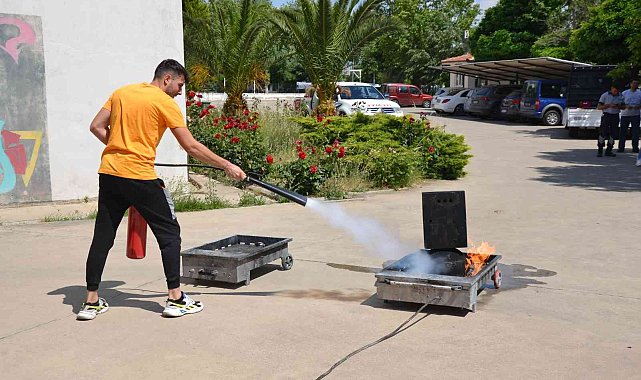 Atça'da üniversite öğrencilerine yangına müdahale eğitimi verildi