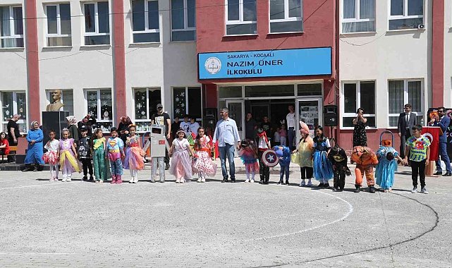 Atıklardan yaptıkları elbiseleri defilede sergilediler