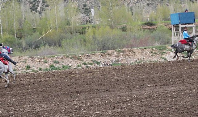 Atları dörtnala koşturarak cirit müsabakasını izleyenlere keyifli anlar yaşattılar