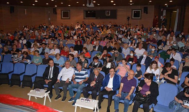 Avni Anıl şarkılarına büyük alkış