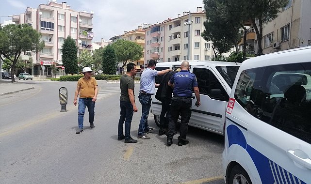 Ayakkabı hırsızları apartman sakinlerine yakalandı