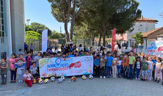 Aydın&#039;da binlerce çocuğa spor malzemesi dağıtıldı