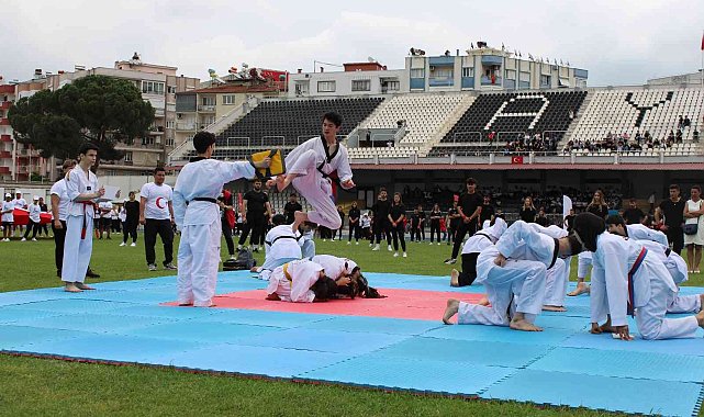 Aydın'da gençlerin gösterileri ayakta alkışlandı