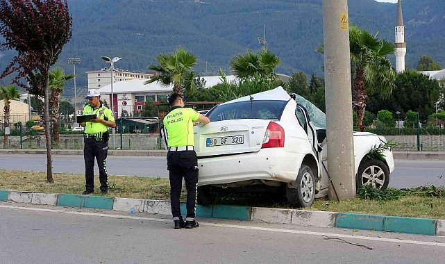 Aydınlatma direğine çarpan otomobilin sürücüsü yaralandı