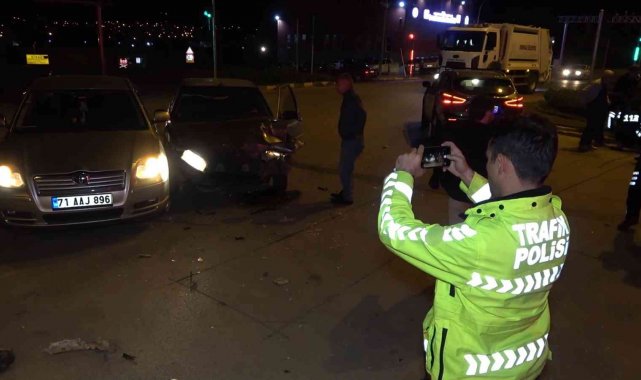 Aynı kavşakta peş peşe kaza: Kırmızı ışıktan geçen alkollü sürücü araçlara daldı