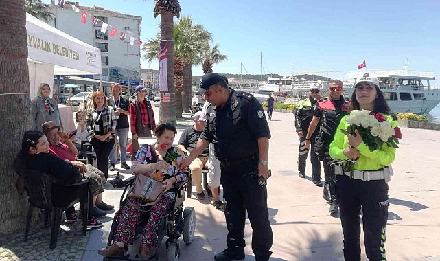 Ayvalık polisi engellilerin yanında