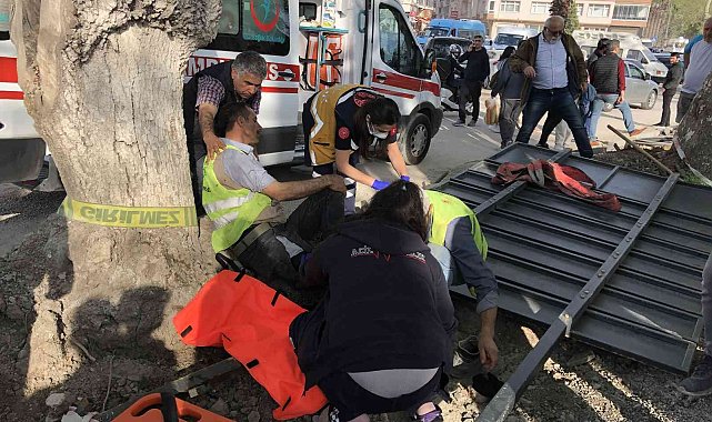 Bacağına demir tabela düşen işçi yaralandı