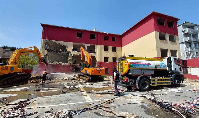 Bağımlıların mekanı haline gelen okulun yıkımına başlandı
