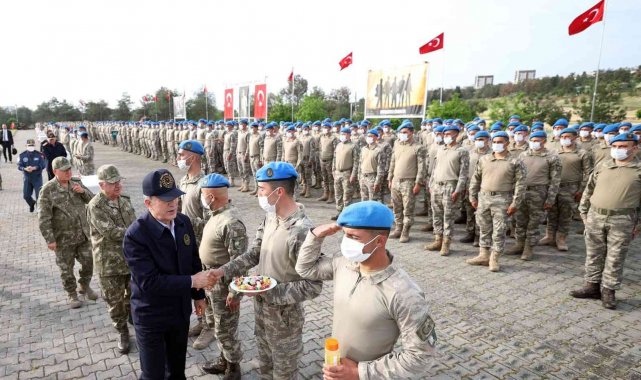 Bakan Akar Şanlıurfa'da askerlerle bayramlaştı