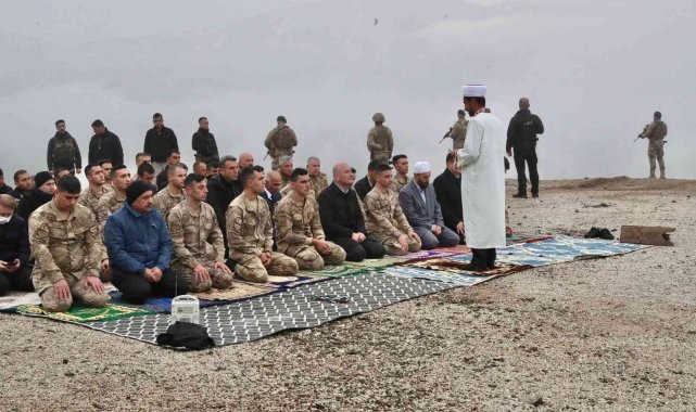 Bakan Soylu bayram namazını Mehmetçikle kıldı