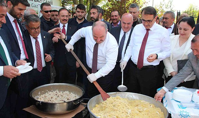 Bakan Varank pilav kazanı karıştırdı, Bakan Dönmez ise pilav dağıttı