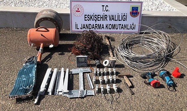 Bakır kablo ve inşaat malzemesi hırsızlarını jandarma kısa zamanda yakaladı