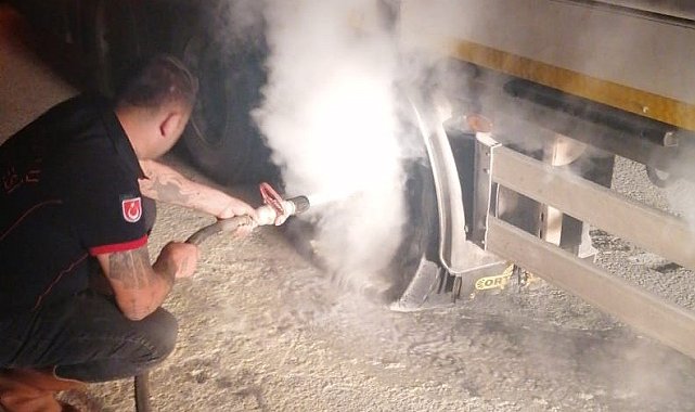 Balataları ısınan kamyon alev aldı