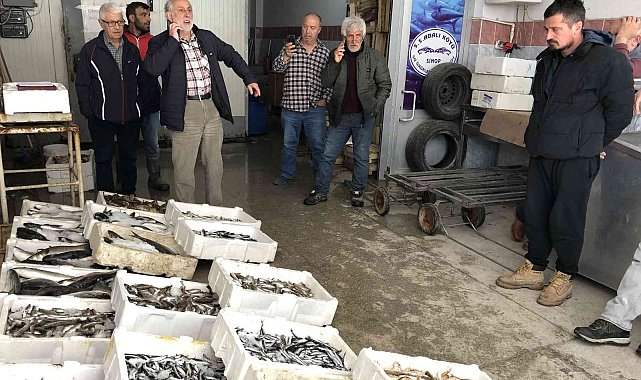 Balıkçılar, tezgâhlarını süslemek için mücadele ediyor