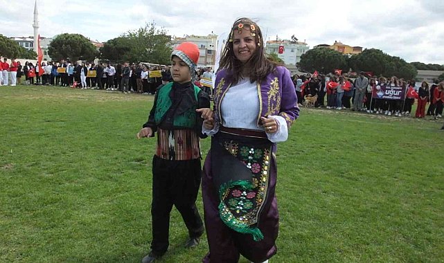 Balıkesir'de anne çocuk halk oyunları ekibi gösteri yaptı