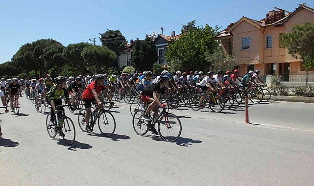 Balıkesir'de bisiklet yarışlarının ikinci gününde ödül töreni yapıldı