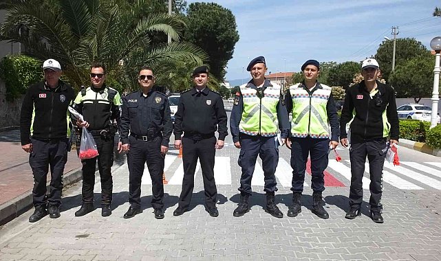 Balıkesir'de sürücülere broşür çocuklara kırmızı düdük dağıtıldı