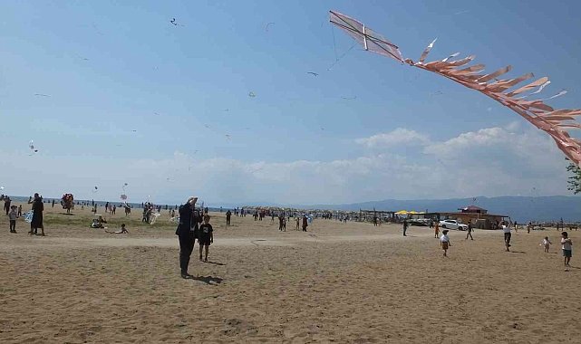 Balıkesir'de uçurma şenliğinde çocuklarla anne ve babalarda eğlendi