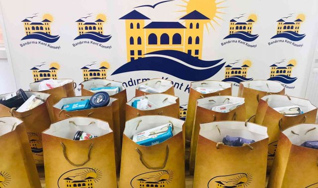 Bandırma Kent Konseyi Arefe günü 100 aileye kahvaltı paketi dağıttı