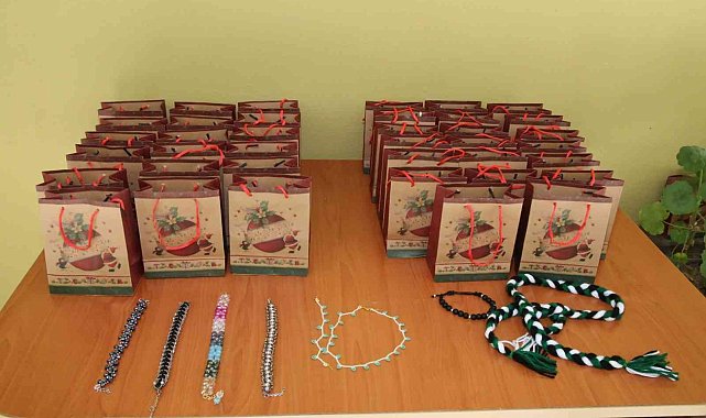 Barınma merkezinde yapılan hediyelikler 44 gönül kazandı