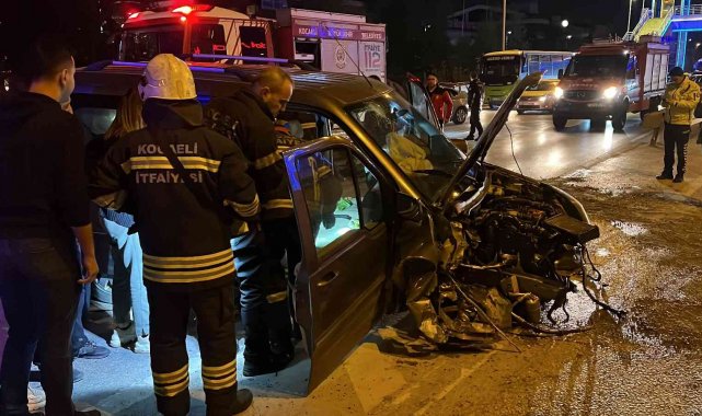 Bariyere çarpan araçta sıkışan 2 kişi itfaiye ekipleri tarafından kurtarıldı