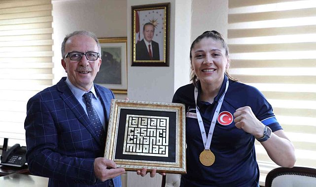 BARÜ mezunu Dünya Şampiyonu Şennur Demir, Rektör Uzun&#039;u ziyaret etti