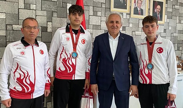 Başarılı sporculardan Keçiören Belediyesi&#039;ne ziyaret
