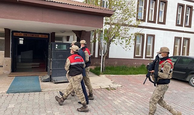 Başkale'de 2 ayrı suçtan aranan şahıs yakalandı