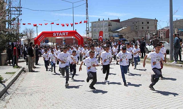 Başkale'de 'Okullar Arası Kros Yarışması' düzenlendi