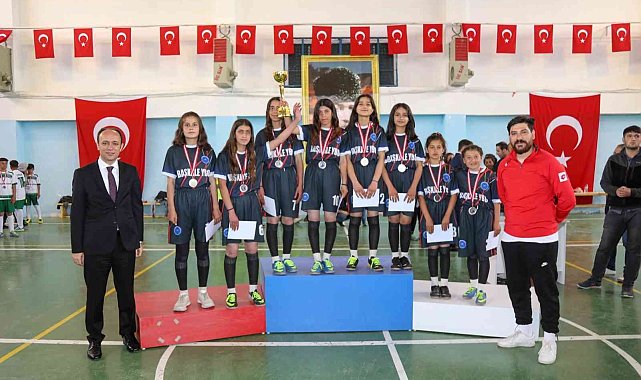 Başkale&#039;de &#039;Ortaokullar Arası Futsal Turnuvası&#039; tamamlandı