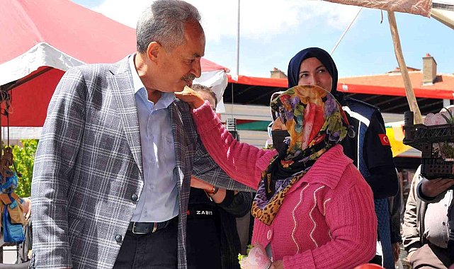 Başkan Akkaya'dan annelere çiçek