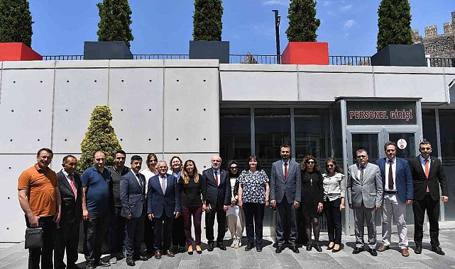 Başkan Büyükkılıç, Müze Günü&#039;nde gençlerle sergi açtı, türkü söyledi, müjde verdi