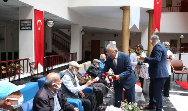 Başkan Büyükkılıç'tan huzurevine bayram ziyareti