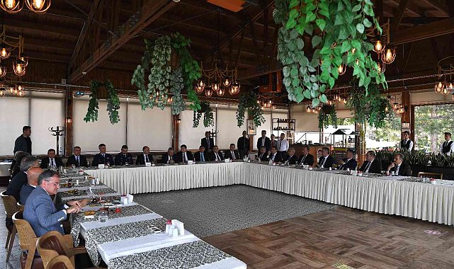 Başkan Büyükkılıç'tan Vali Günaydın onuruna veda yemeği