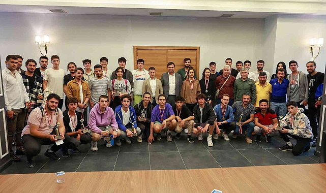 Başkan Çakın, festivalde dereceye giren vatandaşların ödüllerini verdi