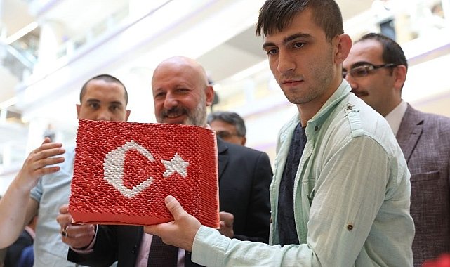 Başkan Çolakbayrakdar özel çocukların sergisini açtı