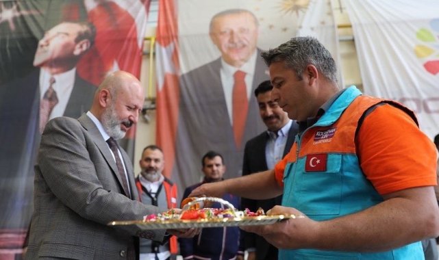 Başkan Çolakbayrakdar, personeliyle ve vatandaşlarla bayramlaştı