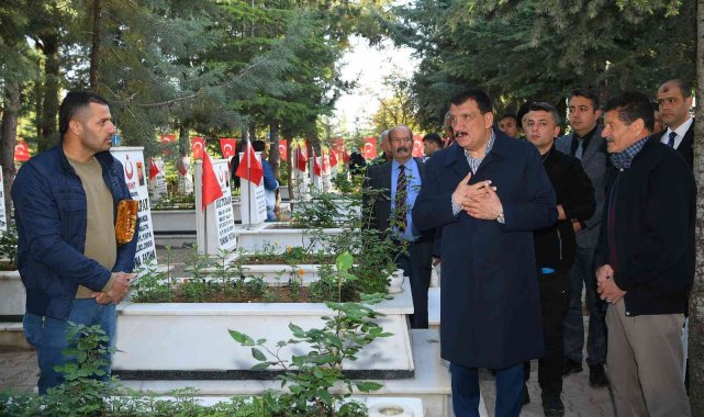 Başkan Gürkan'dan şehitlik ziyareti