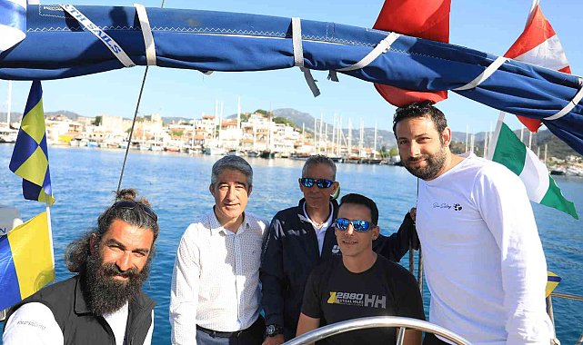 Başkan Oktay Marmaris'e gelen yelkenliyi yolcu etti