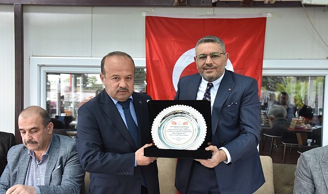 Başkan Sadıkoğlu&#039;na oto galericilerinden teşekkür plaketi