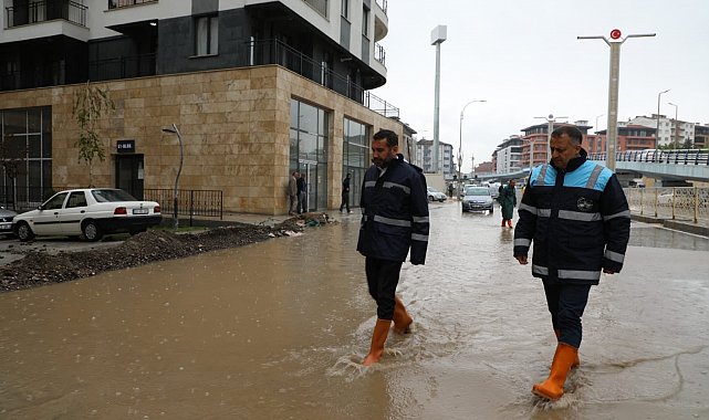 Başkan Şerifoğulları yağış sonrası sahaya inerek incelemelerde bulundu